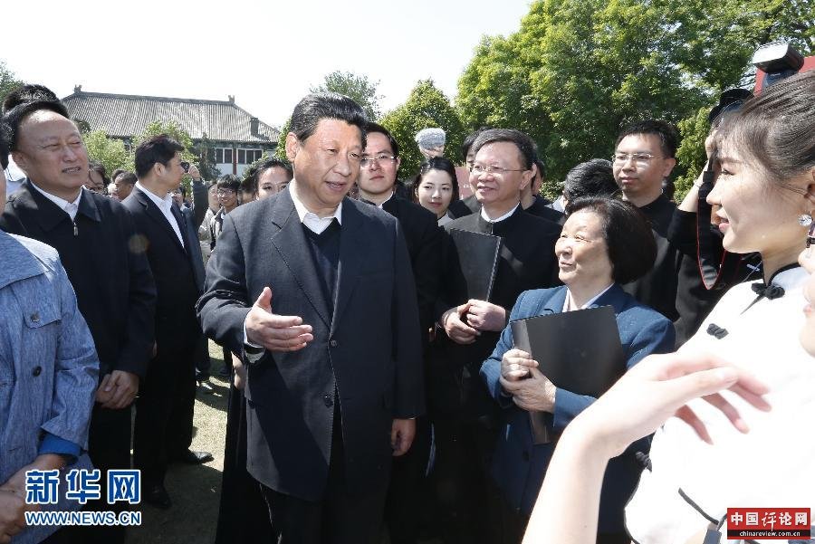 5月4日，习近平在校园观看北大师生纪念五四运动95周年青春诗会时同朗诵者亲切交谈。 新华社记者 鞠鹏 摄