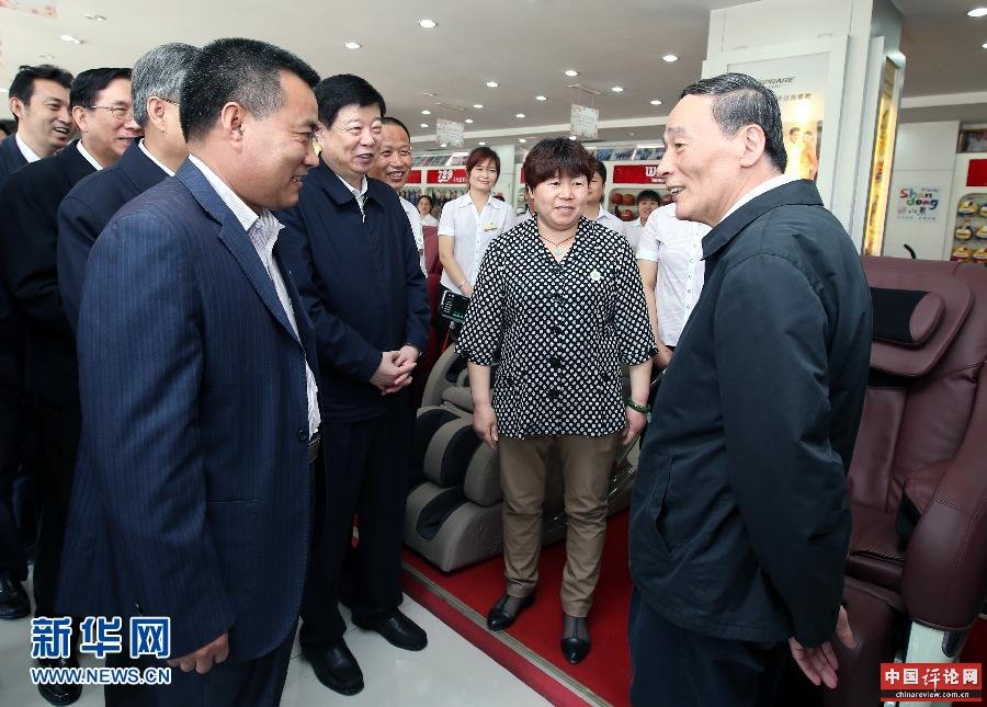 这是王岐山在临沂商城连胜体育用品有限公司产品专区考察。新华社记者 姚大伟 摄 