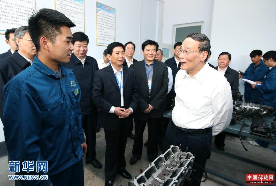这是王岐山在临沂市技师学院的教学车间考察。新华社记者 姚大伟 摄 