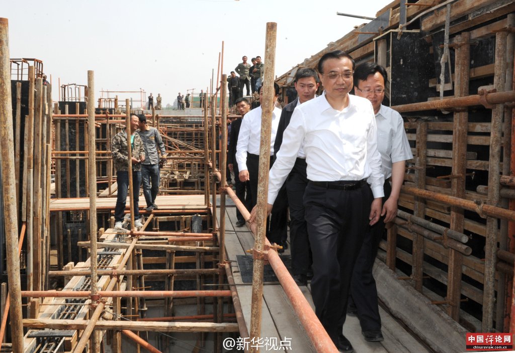 5月22日，李克强考察赤峰污水处理项目工地。