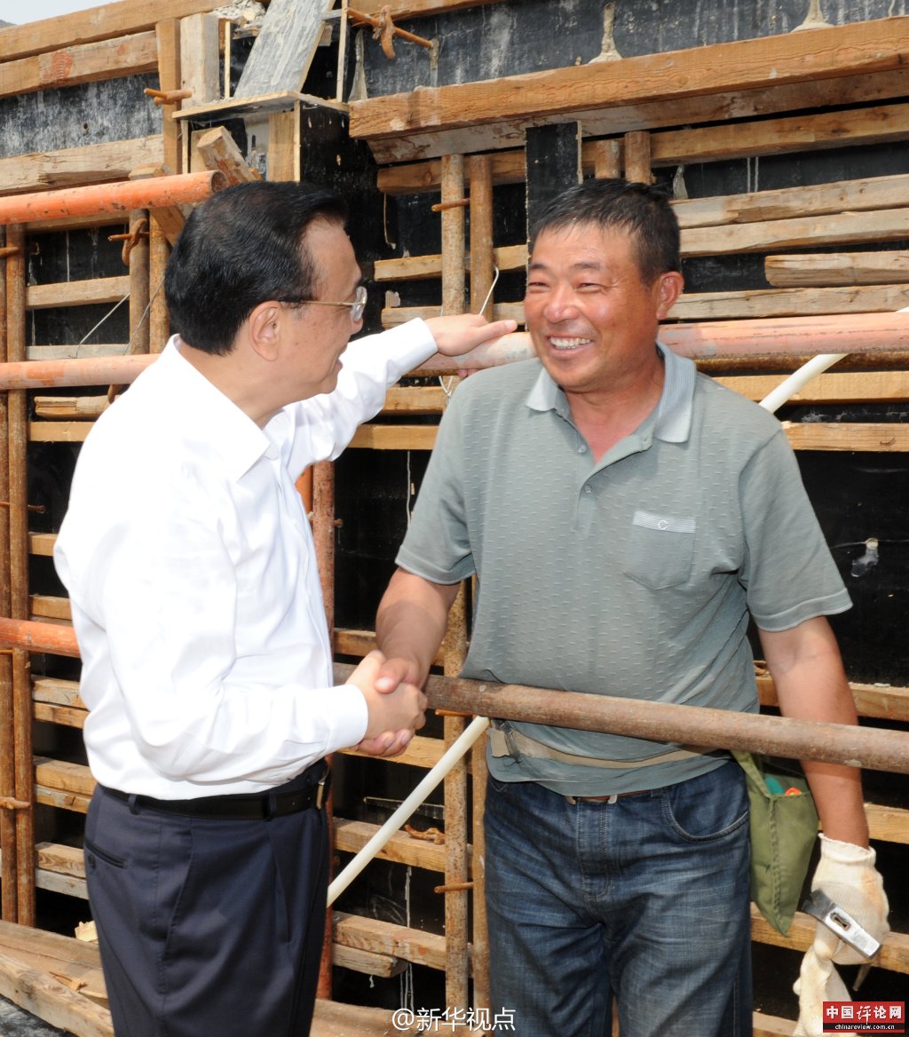 5月22日，在赤峰污水处理项目工地李克强与农民工交谈。