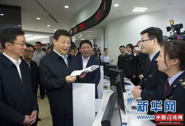 这是23日下午，习近平在中国（上海）自由贸易试验区外高桥综合服务大厅与窗口工作人员交谈。新华社记者黄敬文摄