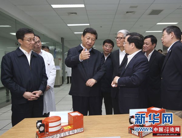 这是23日下午，习近平在中国商飞设计研发中心综合试验大厅考察。新华社记者兰红光摄