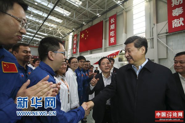 这是23日下午，习近平在中国商飞设计研发中心综合试验大厅与试飞工程师亲切握手。新华社记者兰红光摄