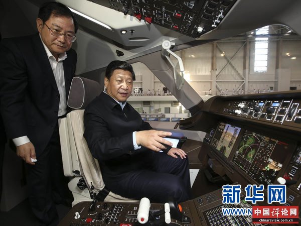 这是23日下午，习近平在中国商飞设计研发中心C919大型客机展示样机驾驶室察看。新华社记者兰红光摄