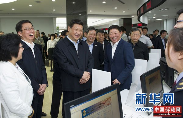 这是23日下午，习近平在中国（上海）自由贸易试验区外高桥综合服务大厅与窗口工作人员交谈。新华社记者黄敬文摄