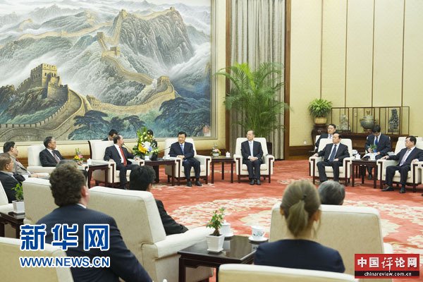 7月3日，中共中央政治局常委、中央书记处书记刘云山在北京人民大会堂集体会见丝绸之路经济带媒体合作论坛外国媒体代表。 新华社记者 黄敬文摄