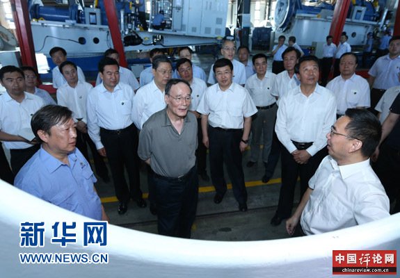 这是7月3日，王岐山在内蒙古海装风电设备有限公司考察。新华社记者 庞兴雷 摄 