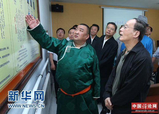 这是7月3日，王岐山在巴彦德力格尔嘎查“两委”活动室了解基层党建情况。新华社记者 庞兴雷 摄