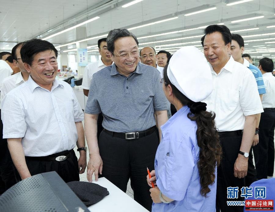 这是7月18日，俞正声在鄂尔多斯羊绒集团现代羊绒产业园与职工交流。新华社记者 张铎 摄