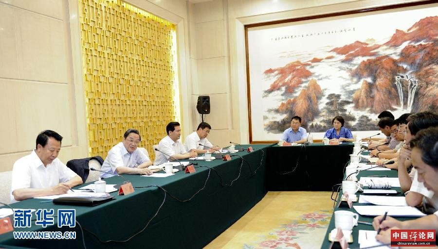 这是7月20日，俞正声在呼和浩特主持召开专家学者座谈会。新华社记者 张铎 摄
