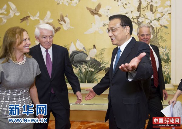 7月22日，国务院总理李克强在北京人民大会堂会见出席第六轮中美工商领袖和前高官对话的美方代表并座谈。 新华社记者黄敬文摄