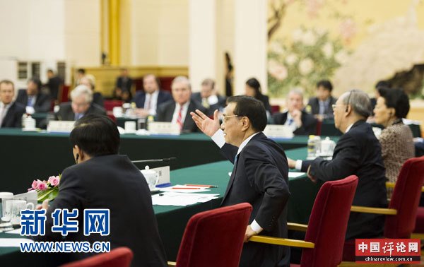 7月22日，国务院总理李克强在北京人民大会堂会见出席第六轮中美工商领袖和前高官对话的美方代表并座谈。 新华社记者黄敬文摄
