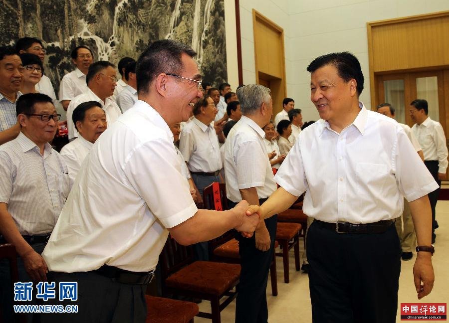受习近平总书记委托，中共中央政治局常委、中央书记处书记刘云山在北戴河看望参加今年暑期休假活动的专家，并同大家进行座谈，代表党中央、国务院向各方面优秀人才致以亲切问候。新华社记者刘卫兵摄