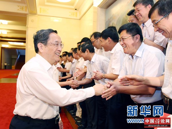会前，俞正声、张高丽接见援藏干部代表，向参加对口支援西藏工作的各地区各部门各单位和广大援藏干部表示诚挚问候。新华社记者 姚大伟 摄