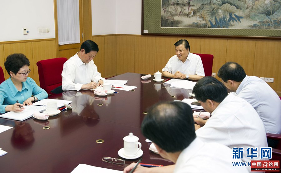 近日，中共中央总书记习近平等中共中央政治局常委在北京分别听取联系点县委和所在省区党委教育实践活动情况汇报。这是8月30日，中共中央政治局常委刘云山在听取礼泉县委和陕西省委教育实践活动情况汇报。 新华社记者黄敬文摄 