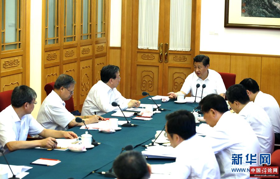 近日，中共中央总书记习近平等中共中央政治局常委在北京分别听取联系点县委和所在省区党委教育实践活动情况汇报。这是8月27日，中共中央总书记习近平在中南海听取兰考县委和河南省委教育实践活动情况汇报。 新华社记者鞠鹏摄 