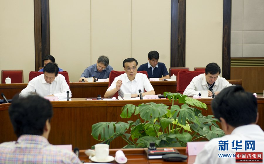 近日，中共中央总书记习近平等中共中央政治局常委在北京分别听取联系点县委和所在省区党委教育实践活动情况汇报。这是9月3日，中共中央政治局常委李克强在听取翁牛特旗委和内蒙古自治区党委教育实践活动情况汇报。 新华社记者谢环驰摄 