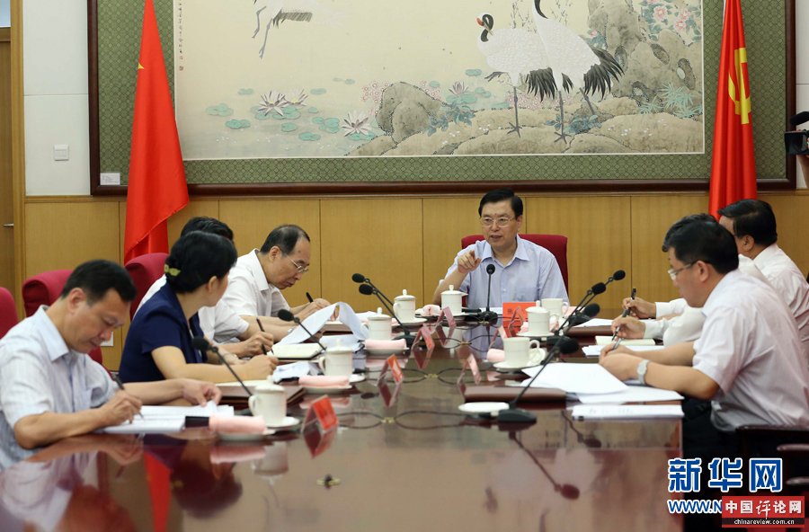 近日，中共中央总书记习近平等中共中央政治局常委在北京分别听取联系点县委和所在省区党委教育实践活动情况汇报。这是9月1日，中共中央政治局常委张德江在听取上杭县委和福建省委教育实践活动情况汇报。 新华社记者刘卫兵摄 