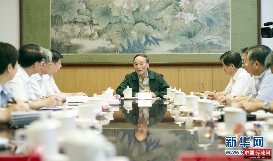 近日，中共中央总书记习近平等中共中央政治局常委在北京分别听取联系点县委和所在省区党委教育实践活动情况汇报。这是9月1日，中共中央政治局常委王岐山在听取蒙阴县委和山东省委教育实践活动情况汇报。 新华社记者谢环驰摄 