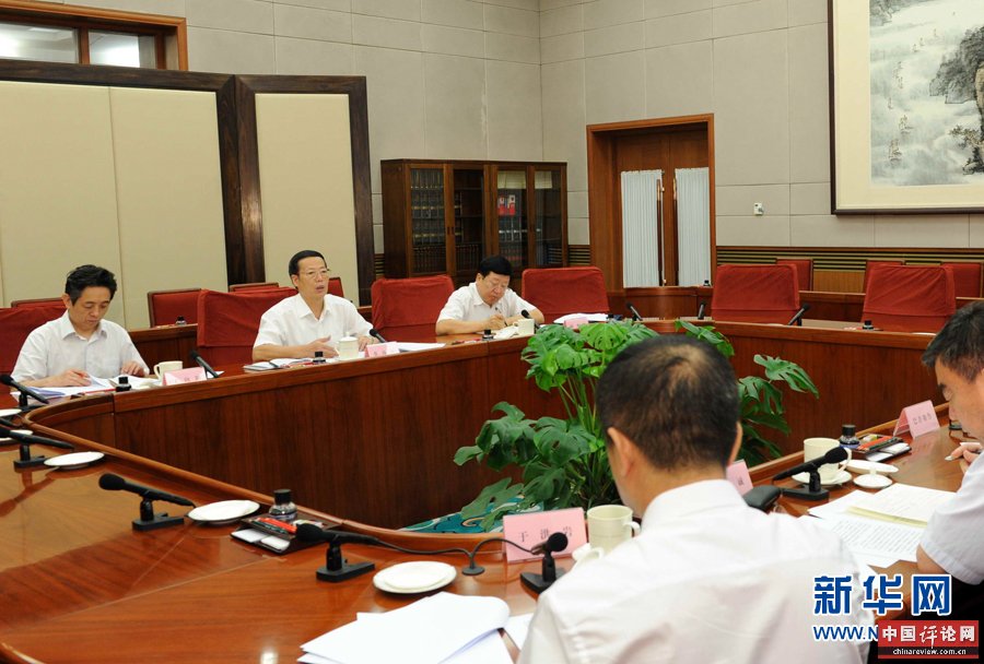 近日，中共中央总书记习近平等中共中央政治局常委在北京分别听取联系点县委和所在省区党委教育实践活动情况汇报。这是9月4日，中共中央政治局常委张高丽在听取农安县委和吉林省委教育实践活动情况汇报。 新华社记者饶爱民摄