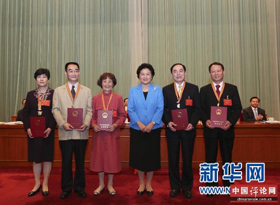 9月9日，庆祝第三十个教师节暨全国教育系统先进集体和先进个人表彰大会在北京举行，中共中央政治局委员、国务院副总理刘延东出席表彰大会并讲话。这是刘延东与获奖代表合影。 新华社记者 丁林 摄