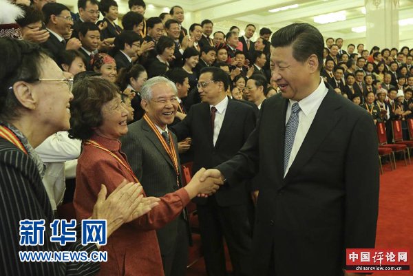 9月9日，党和国家领导人习近平、李克强、刘云山、张高丽等在北京人民大会堂会见庆祝第三十个教师节暨全国教育系统先进集体和先进个人表彰大会受表彰代表。新华社记者 兰红光 摄