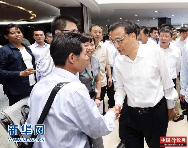 9月18日至19日，中共中央政治局常委、国务院总理李克强在中国（上海）自由贸易试验区考察。这是9月18日，李克强考察外高桥综合服务大厅。 新华社记者丁林 摄 