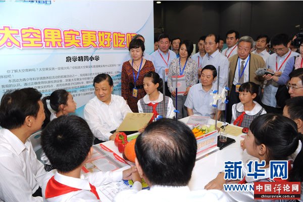 9月20日，中共中央政治局常委、中央书记处书记刘云山等来到中国科技馆，参加全国科普日北京主场活动。 新华社记者饶爱民摄
