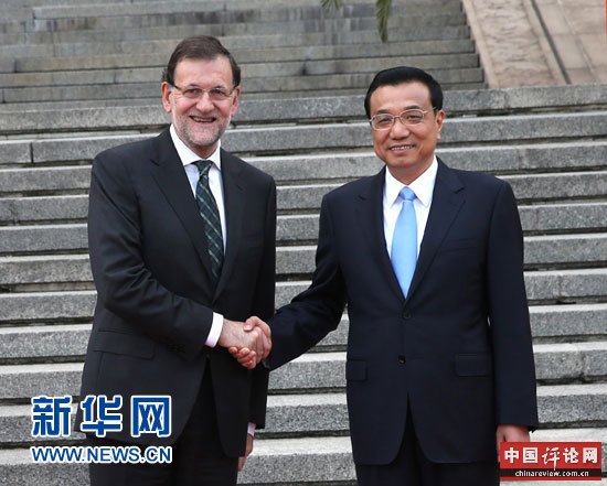 9月25日，国务院总理李克强在北京人民大会堂同西班牙首相拉霍伊举行会谈。这是会谈前，李克强在人民大会堂东门外广场举行仪式，欢迎拉霍伊访华。新华社记者 庞兴雷 摄