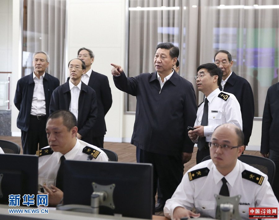 11月1日至2日，中共中央总书记、国家主席、中央军委主席习近平在福建调研。这是1日上午，习近平在平潭实验区平潭口岸二线卡口海关监控中心察看海关特殊监管区运作情况，了解人员和货物通关流程。 新华社记者 兰红光 摄