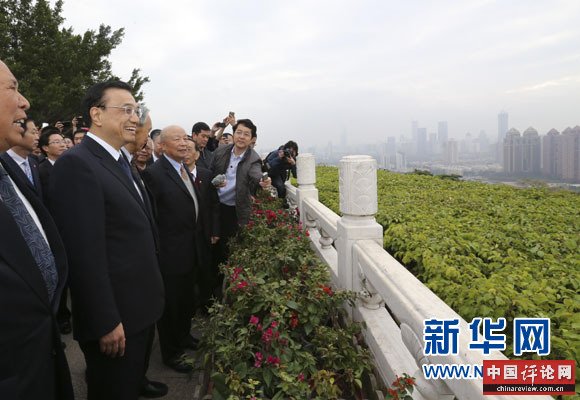 1月4日至6日，中共中央政治局常委、国务院总理李克强在广东深圳、广州考察。这是1月5日，李克强在深圳莲花山顶与亲历改革开放的老同志远眺深圳城区。新华社记者 丁林 摄