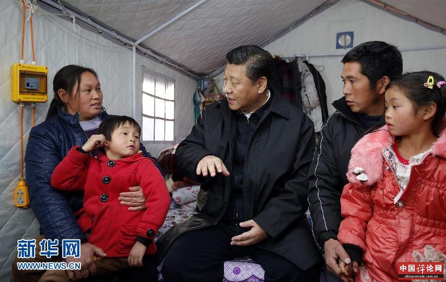 这是1月19日，习近平来到鲁甸县小寨镇甘家寨红旗社区过渡安置点，看望受灾群众。新华社记者 鞠鹏 摄