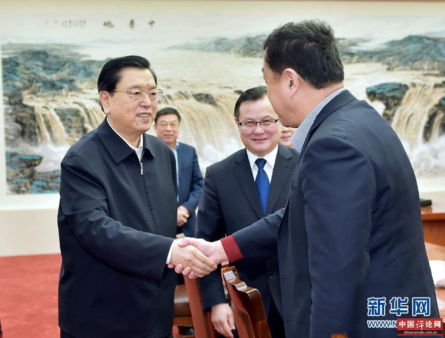1月27日，全国人大常委会委员长张德江主持召开座谈会，听取部分在京全国人大代表对全国人大常委会工作报告的意见建议。 新华社记者 李涛摄 