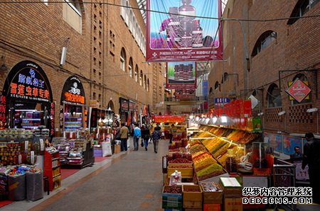 中午之后，乌鲁木齐少数民族市场大巴扎人流多起来。（人民网 王若宇摄）