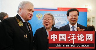 俄驻华使馆为32名中国老兵颁发二战奖章