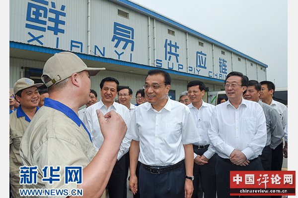 这是9月24日，李克强在河南鲜易控股公司同员工们亲切交谈。新华社记者谢环驰摄