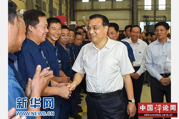 这是9月23日，李克强在洛阳矿山机械厂同工人们亲切交谈。新华社记者谢环驰摄