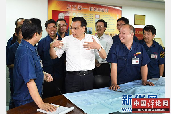 这是9月23日，李克强在洛阳矿山机械厂同工人们亲切交谈。新华社记者谢环驰摄