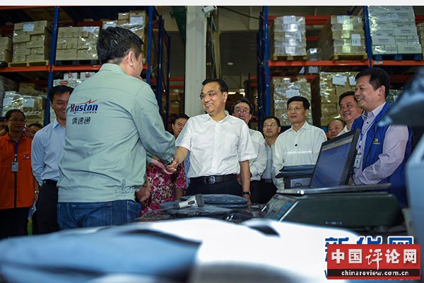 这是9月24日，李克强在河南保税物流中心考察跨境电子商务。新华社记者谢环驰摄