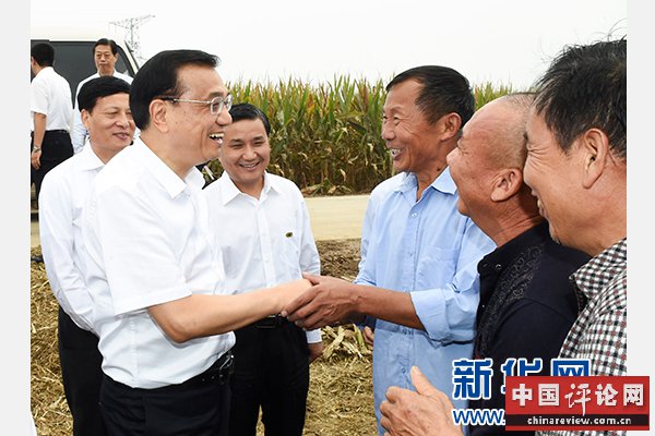 9月23日至25日，中共中央政治局常委、国务院总理李克强在河南考察。这是9月24日，李克强在长葛考察高标准农田时与当地农民亲切交谈。新华社记者谢环驰摄