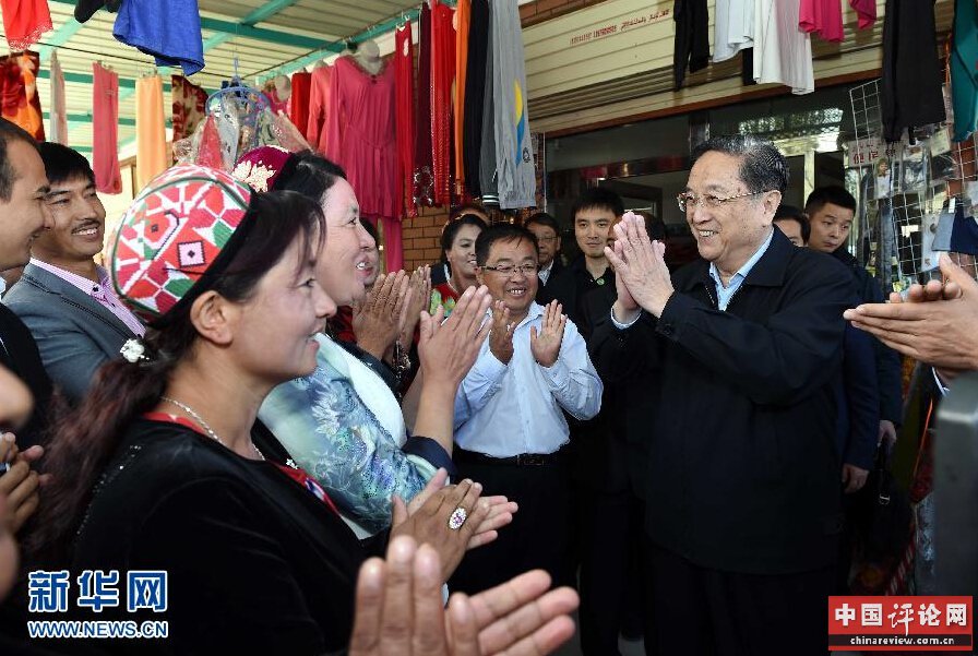 9月27日，中共中央政治局常委、全国政协主席、中央代表团团长俞正声率中央代表团部分成员赴喀什地区莎车县看望各族干部群众。这是俞正声在莎车县艾力西湖镇21村看望慰问维吾尔族群众。新华社记者 饶爱民 摄