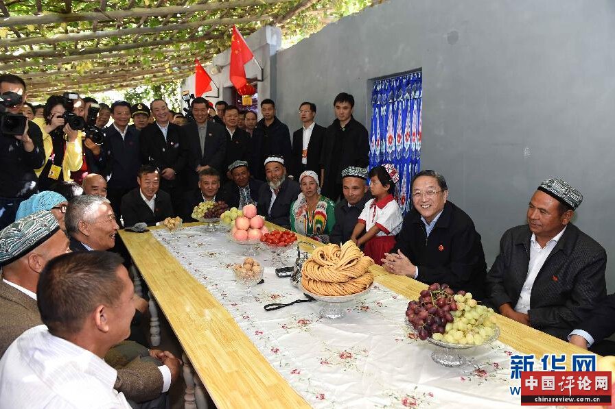 9月27日，中共中央政治局常委、全国政协主席、中央代表团团长俞正声率中央代表团部分成员赴喀什地区莎车县看望各族干部群众。这是俞正声到新疆生产建设兵团第三师莎车农场维吾尔族团场职工家中看望。新华社记者 饶爱民 摄