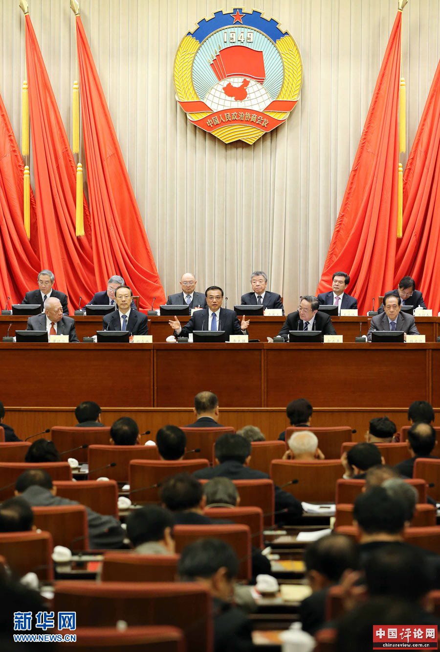 11月6日，政协十二届全国委员会常务委员会第十三次会议在北京开幕。中共中央政治局常委、国务院总理李克强应邀出席开幕会并作报告。中共中央政治局常委、全国政协主席俞正声主持开幕会。新华社记者刘卫兵摄
