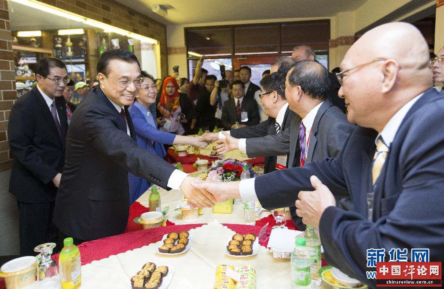 这是在三叔公特产店，李克强与19年前访马时结交的老朋友及当地民众代表亲切交流。新华社记者 黄敬文 摄 