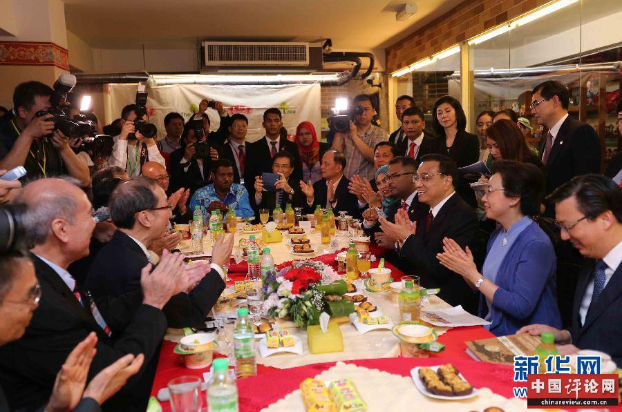 这是在三叔公特产店，李克强与19年前访马时结交的老朋友及当地民众代表亲切交流。新华社记者 刘卫兵 摄 
