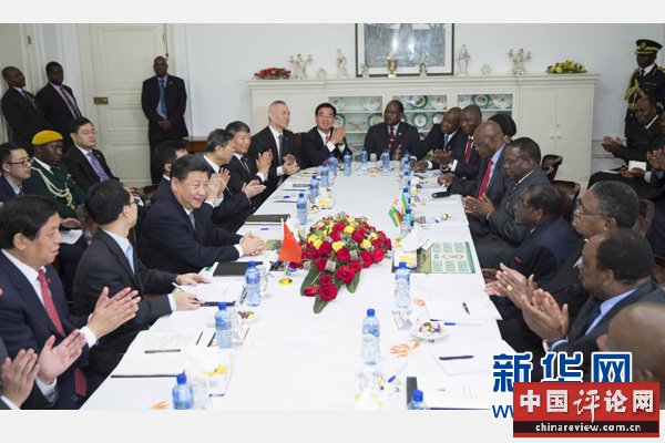 12月1日，国家主席习近平在哈拉雷同津巴布韦总统穆加贝举行会谈。 新华社记者 黄敬文 摄 