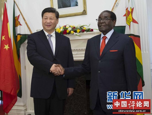 12月1日，国家主席习近平在哈拉雷同津巴布韦总统穆加贝举行会谈。 新华社记者 黄敬文 摄 