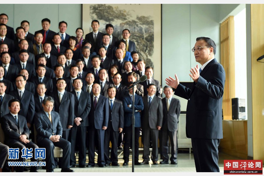 12月21日，中共中央政治局常委、国务院总理李克强在北京接见全国政府秘书长和办公厅主任会议全体代表并作重要讲话。 新华社记者 张铎 摄