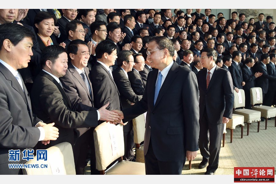 12月21日，中共中央政治局常委、国务院总理李克强在北京接见全国政府秘书长和办公厅主任会议全体代表并作重要讲话。中共中央政治局常委、国务院副总理张高丽出席。 新华社记者 张铎 摄
